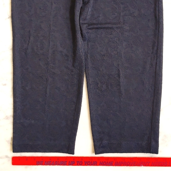 Black Lace Patterned High-Waisted Cropped Pant. - Picture 4 of 8